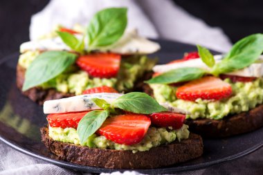 Siyah plaka üzerinde çilek ile taze ekmeği