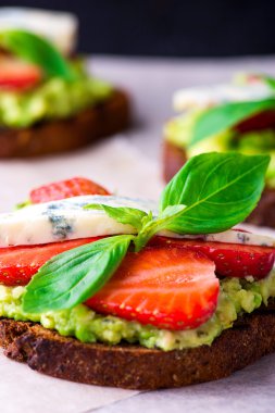 Beyaz kağıt üzerine çilek ile sandviç