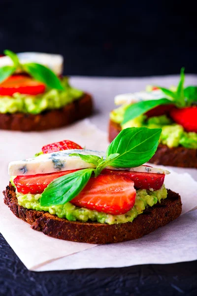 Sandwich with strawberry on white paper — Stock Photo, Image