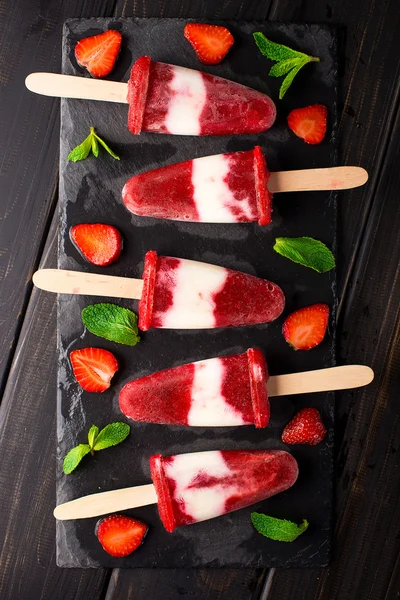 Popsicles lody domowej roboty jogurt truskawkowy — Zdjęcie stockowe