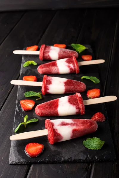 Ev yapımı çilekli yoğurt dondurma popsicles