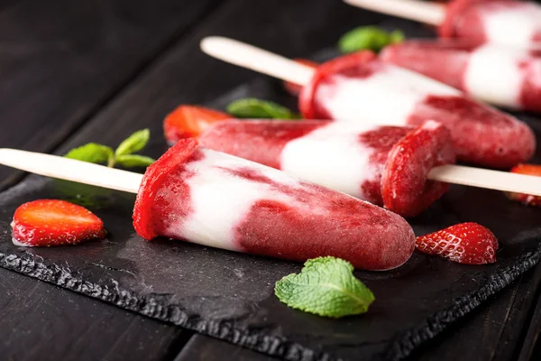 Hemmagjord jordgubbs yoghurt glass popsicles — Stockfoto