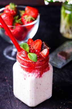 Çilek kavanoz ile sağlıklı gecede yulaf