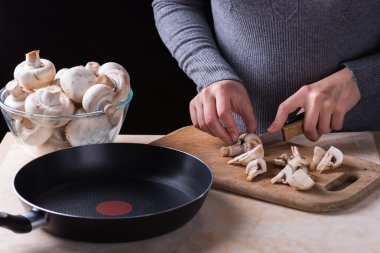 erkek kesme taze mantar ahşap masa üzerinde eller