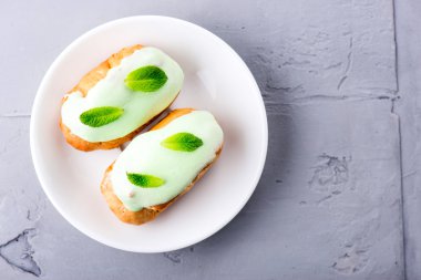 Taze nane yaprakları ile krem tatlı pasta