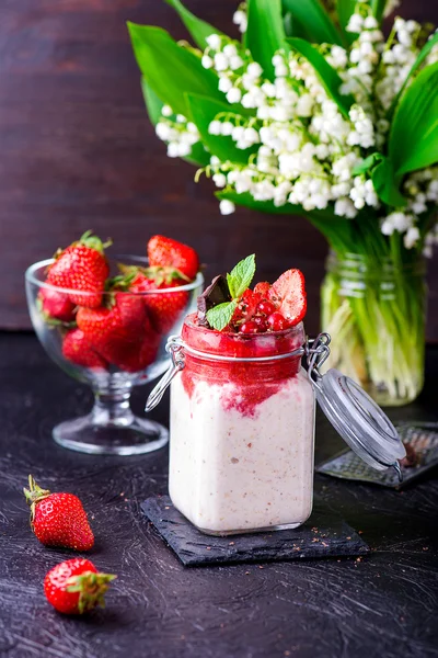 Healthy overnight oats with strawberry in jars — Stock Photo, Image