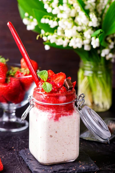 Avoine saine toute la nuit avec fraise dans des pots — Photo