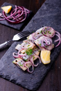 Ringa balığı siyah arduvaz tabağa dilimlenmiş