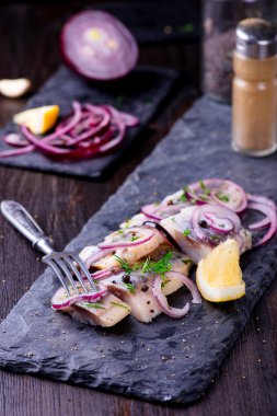 Ringa balığı siyah arduvaz tabağa dilimlenmiş