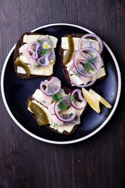 Tereyağı, ringa balığı, kırmızı soğan ile sandviç