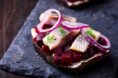 Sandviç ile ringa balığı ve pancar kayrak bir plaka üzerinde