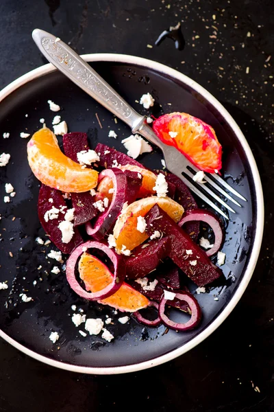 Ensalada con remolacha, mandarinas, cebollas, queso —  Fotos de Stock