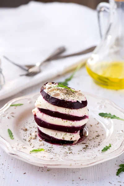Beetroot and mozzarella salad and arugula — Stock Photo, Image
