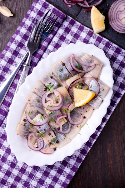 Herring salad with onion and herbs and lemon — Stock Photo, Image