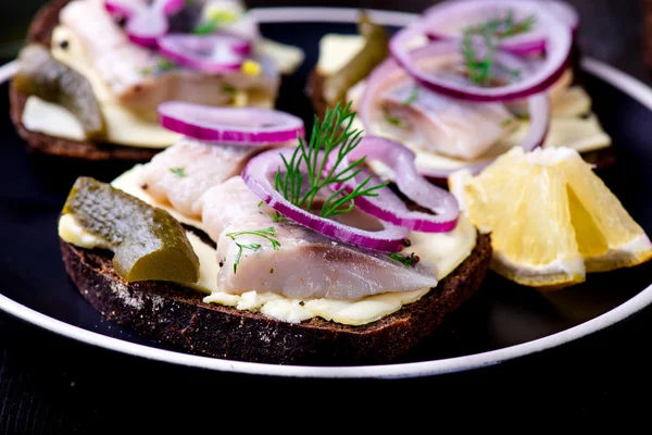 Sandwich con mantequilla, arenque, cebolla roja — Foto de Stock