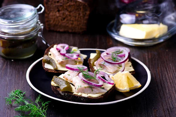 Sandwich con mantequilla, arenque, cebolla roja — Foto de Stock