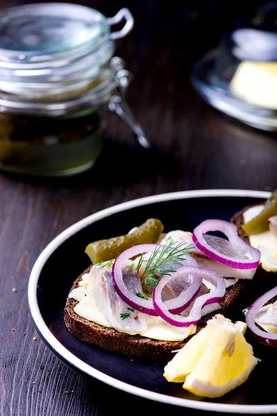 Sandwich con mantequilla, arenque, cebolla roja — Foto de Stock