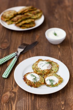 yeşil kabak ve otlar ile krep