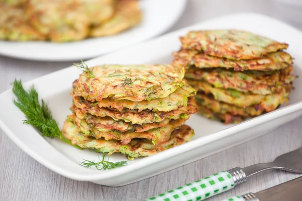 Frittelle verdi con zucchine ed erbe aromatiche — Foto Stock