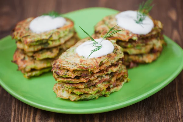 Frittelle verdi con zucchine ed erbe aromatiche — Foto Stock