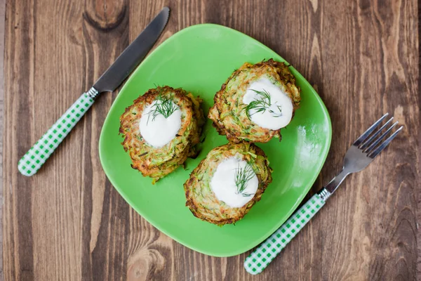 Groene pannenkoeken met courgette en kruiden — Stockfoto