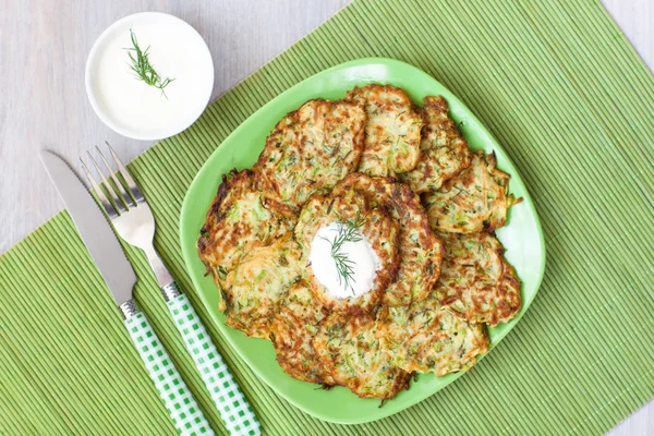 Grüne Pfannkuchen mit Zucchini und Kräutern — Stockfoto