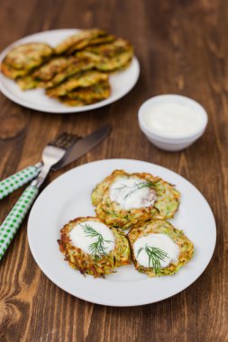 yeşil kabak ve otlar ile krep