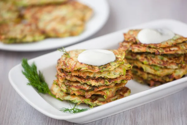 Groene pannenkoeken met courgette en kruiden — Stockfoto