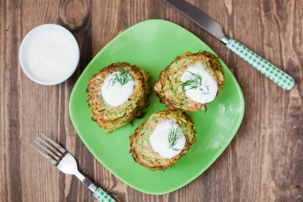 Groene pannenkoeken met courgette en kruiden — Stockfoto