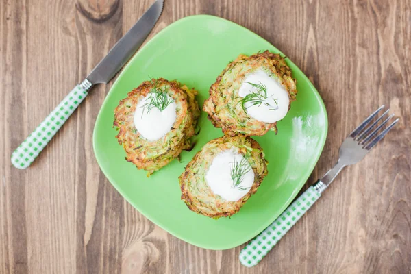 Groene pannenkoeken met courgette en kruiden — Stockfoto