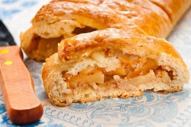 Masanın üzerinde bir elma strudel dilim