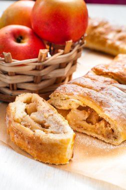 Masanın üzerinde bir elma strudel dilim