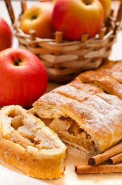 Masanın üzerinde bir elma strudel dilim