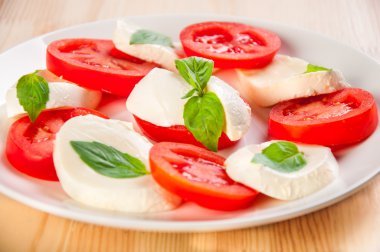 Peynirli, domatesli ve fesleğenli Caprese salatası