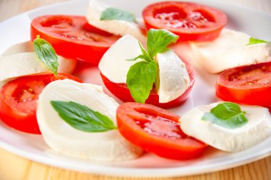 Peynirli, domatesli ve fesleğenli Caprese salatası