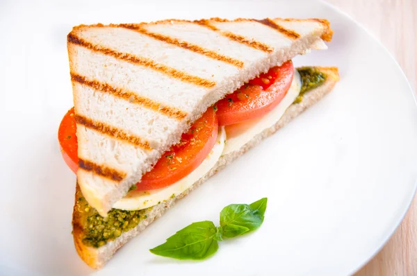 Bread sandwich with cheese, tomato — Stock Photo, Image