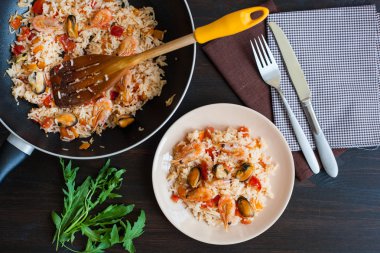 смажена локшина рисова з креветки та Мідії