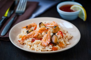 смажена локшина рисова з креветки та Мідії