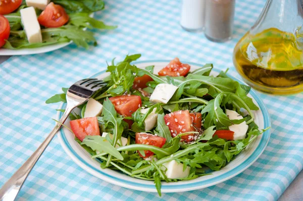 Greece salad with mozzarella, ruccola and tomatoes — Stock Photo, Image