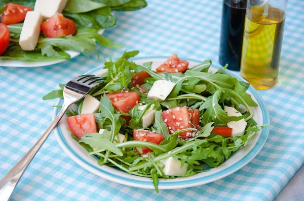 Greece salad with mozzarella, ruccola and tomatoes — Stock Photo, Image