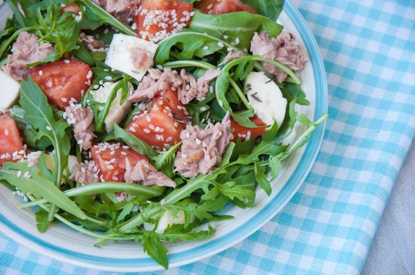 Fresh salad with tomatoes, ruccola, tuna — Stock Photo, Image