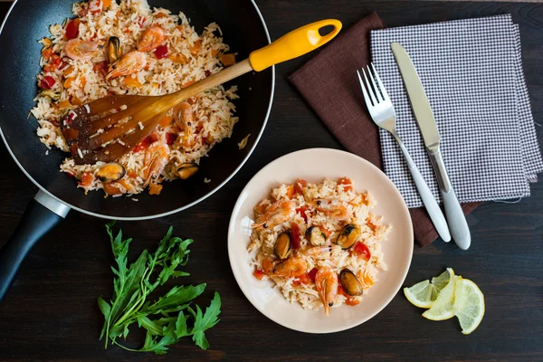 Stir fried rice noodles with prawns and mussels — Stock Photo, Image