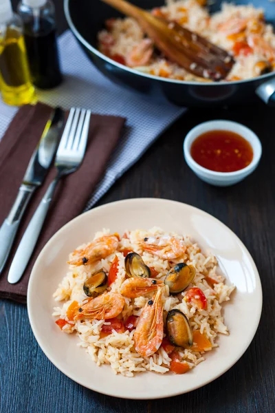 Stir fried rice noodles with prawns and mussels — Stock Photo, Image