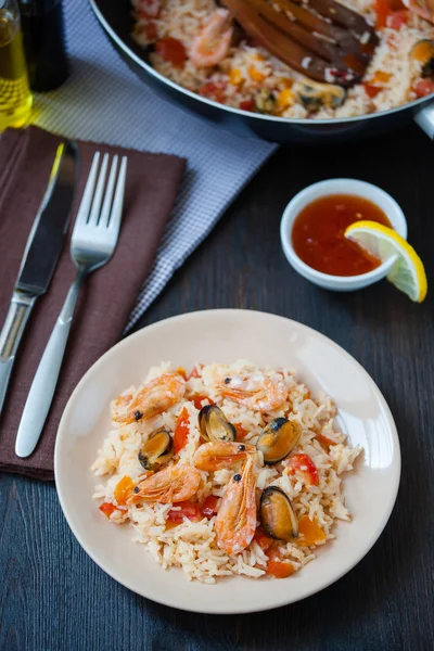 Stir fried rice noodles with prawns and mussels — Stock Photo, Image