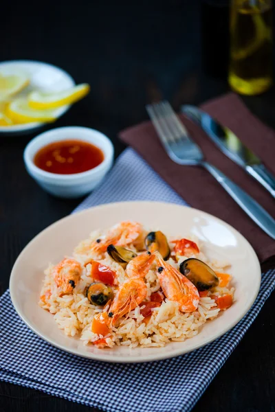 Stir fried rice noodles with prawns and mussels — Stock Photo, Image