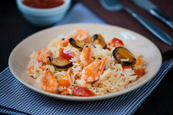 Stir fried rice noodles with prawns and mussels — Stock Photo, Image