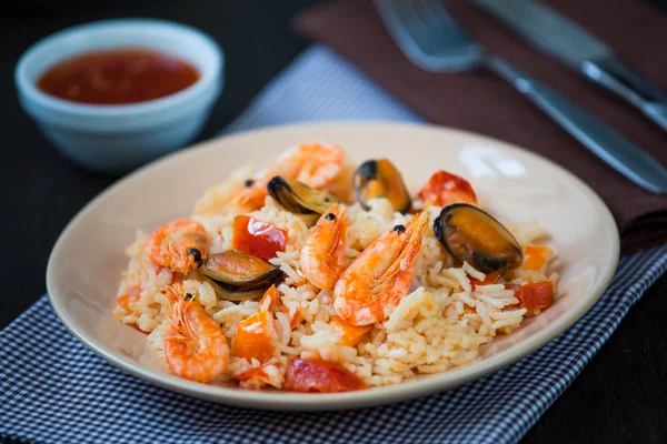 Stir fried rice noodles with prawns and mussels — Stock Photo, Image