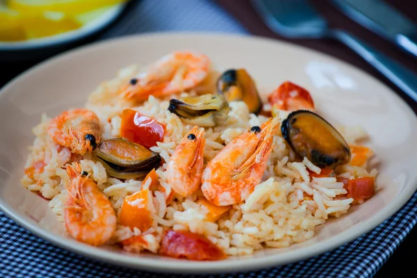 Stir fried rice noodles with prawns and mussels — Stock Photo, Image