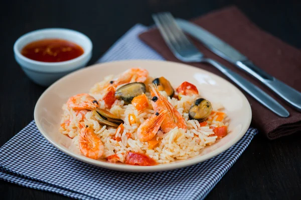 Stir fried rice noodles with prawns and mussels — Stock Photo, Image