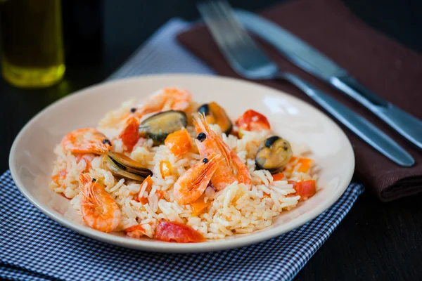 Stir fried rice noodles with prawns and mussels — Stock Photo, Image